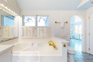 un bagno bianco con vasca e WC di Sailor Sanctuary a Orleans Altre 32 foto