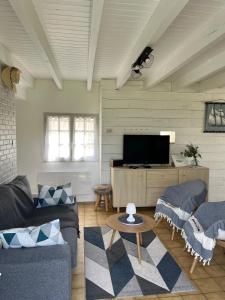 TV a/nebo společenská místnost v ubytování TY MANOA - Jolie maison a 50m de la mer + 31 fotografií