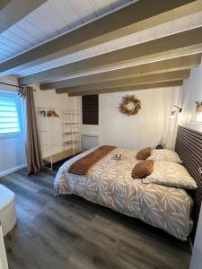 une chambre avec un grand lit dans une pièce dans l'établissement Séjour idéal, à Navenne