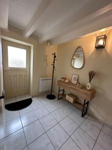 une pièce avec un couloir avec une porte et un miroir dans l'établissement Séjour idéal, à Navenne