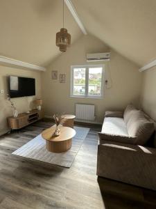 un salon avec un canapé et une table dans l'établissement Séjour idéal, à Navenne