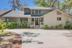 una casa con vialetto di Private Pool & Spa - Golf Course Views - Walk to Harbour Town - 24 Stoney Creek Road a Hilton Head Island