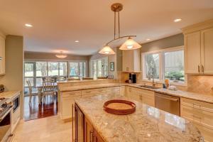 una grande cucina con bancone e sala da pranzo di Private Pool & Spa - Golf Course Views - Walk to Harbour Town - 24 Stoney Creek Road a Hilton Head Island