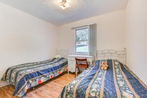 Ένα ή περισσότερα κρεβάτια σε δωμάτιο στο Private Deck Berkeley Springs Getaway!