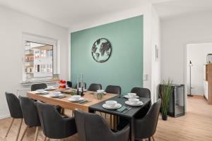 a dining room with a table and chairs at HOMELY-Apartment ManhattanART, Zentral, Parkplatz, Billard,PS4, Dart, Balkon in Bielefeld
