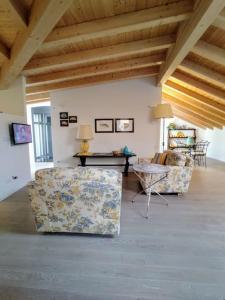 a living room with two chairs and a table at Casa Larius in Como