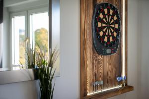 a dart board on a wall next to a mirror at HOMELY-Apartment ManhattanART, Zentral, Parkplatz, Billard,PS4, Dart, Balkon in Bielefeld