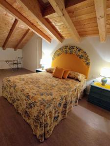 a bedroom with a large bed in a room at Casa Larius in Como
