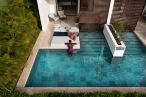 A piscina localizada em Live Aqua Punta Cana - All Inclusive - Adults Only ou nos arredores