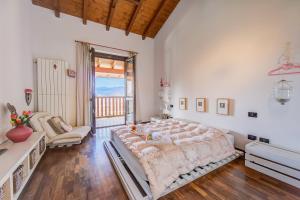 Postel nebo postele na pokoji v ubytování Miralago Lake View & Private Garden - Happy Rentals + 28 fotografií