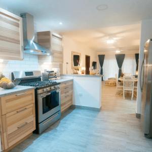 Η κουζίνα ή μικρή κουζίνα στο Beachfront condo on Los Corales Beach, Playa Bavaro