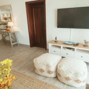 Μια τηλεόραση ή/και κέντρο ψυχαγωγίας στο Beachfront condo on Los Corales Beach, Playa Bavaro