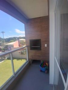 Una televisión o centro de entretenimiento en Apart 1 dorm 1 banh na praia de Palmas Gov Celso R 17 fotos más