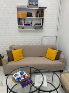 Гостиная зона в White Apartment Athens