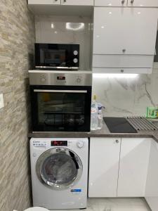 Кухня или мини-кухня в White Apartment Athens
