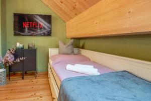 two twin beds in a room with a sqor sqor at Großes City-Loft - Schwingstuhl & Sterne in Klagenfurt
