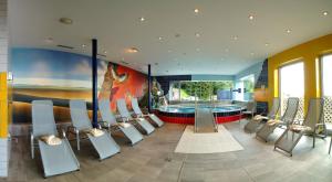 una grande camera con piscina e sedie di Hotel Alpengasthof Hochegger a Klippitztorl