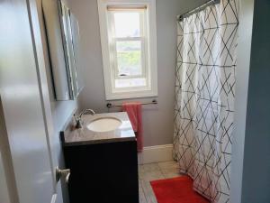Ένα μπάνιο στο Nice room in Federal Hill, Downtown with shared bathroom 24
