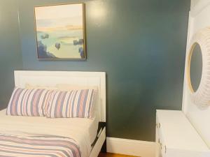 Ένα ή περισσότερα κρεβάτια σε δωμάτιο στο Nice room in Federal Hill, Downtown with shared bathroom 24