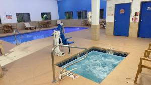 una piscina en un hospital con piscina en Comfort Inn Near Gila National Forest, en Silver City