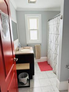 Ένα μπάνιο στο Nice room in Federal Hill, Downtown with shared bathroom 24