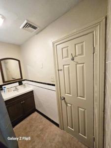 Gambar di galeri bagi Nice cute room in Lincoln with shared bathroom d di Lincoln