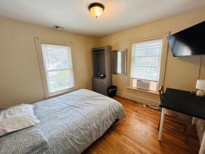 Katil atau katil-katil dalam bilik di Nice cute room in Lincoln with shared bathroom d