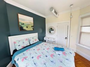 Ένα ή περισσότερα κρεβάτια σε δωμάτιο στο Nice room in Federal Hill, Downtown with shared bathroom 24