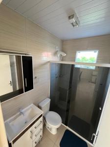 ein Badezimmer mit Dusche, Toilette und Waschbecken in der Unterkunft Refúgio da Camboa - Casa Menta in Governador Celso Ramos