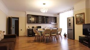Kuchyň nebo kuchyňský kout v ubytování Tirana view spacious apartment 07