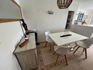 Uma área de estar em Apartamento con piscina - Tossa - Magníficas vistas al mar