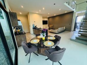 a living room with a table and chairs and a kitchen at Mavara in Esquipulas