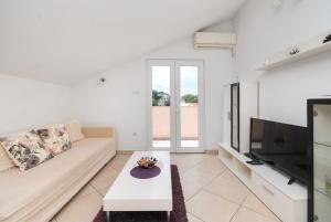 TV a/nebo společenská místnost v ubytování Apartments Sara