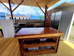 une cuisine avec une table en bois et un réfrigérateur dans l'établissement Piscina-paisaje-calma y confort-Villa Luz de luna, à Santa Fe de Antioquia