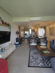 a living room with a zebra patterned rug at LA ISLA RESIDENCES, DEPA DE LUJO, Acapulco Diamante in Acapulco