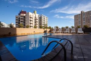 a swimming pool on the roof of a building at Rede Andrade São Francisco in Curitiba