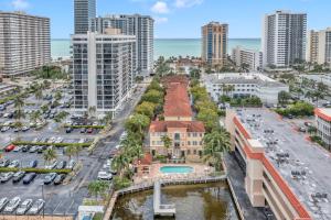 una vista aérea de una ciudad con edificios altos en Fantastic Townhouse Beach Access Resort Amenities!, en Hallandale Beach
