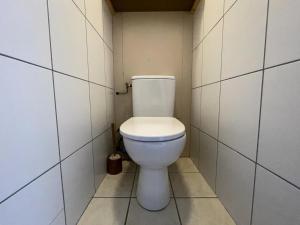 a bathroom with a white toilet in a stall at Résidence Villaret - Grand studio 4 personnes aux Menuires - accès 3 Vallées MAE-5734 in Les Menuires