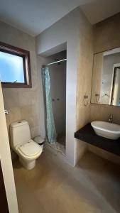 ein Badezimmer mit Toilette, Waschbecken und Dusche in der Unterkunft Villa 06 - Taiba Beach Resort - TBR in São Gonçalo do Amarante