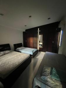 a bedroom with two beds and a window at Apartamentos Pinos del Rodadero in Santa Marta