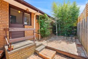 Κήπος έξω από το Low Maintenance Living in Perfect BoxHill Location