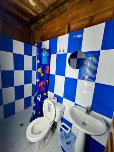 Hostal Nibuni Palomino的一间浴室