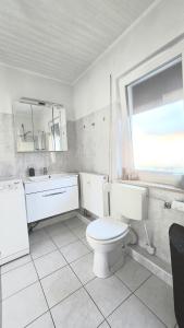 Ένα μπάνιο στο Schöne 3-Zimmer Wohnung in Hemelingen