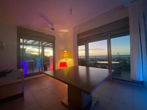 サン・ドニにあるDuplex roof top avec vue imprenableのテーブルと大きな窓のあるリビングルーム