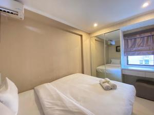 Katil atau katil-katil dalam bilik di Cozy Living 2BR Apartment at Gateway Ahmad Yani Cicadas By Travelio