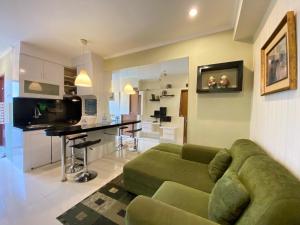 Televisyen dan/atau pusat hiburan di Cozy Living 2BR Apartment at Gateway Ahmad Yani Cicadas By Travelio