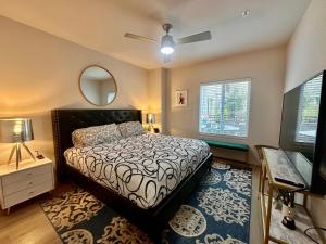 Ένα ή περισσότερα κρεβάτια σε δωμάτιο στο Allura Little Italy - 2 BR in Downtown's Top Spot