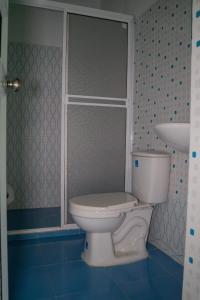 Un baño con un inodoro blanco en una habitación. en Club Campestre Manantial, en Medina