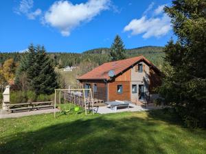 ein Haus mit einem Basketballkorb davor in der Unterkunft Chalet familial confortable avec spa, proche Gérardmer et station de ski, idéal été et hiver. - FR-1-589-469 in Ban-sur-Meurthe-Clefcy
