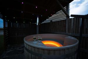 un jacuzzi avec deux verres de vin dedans dans l'établissement Great Tregath by Wigwam Holidays, à Camelford
